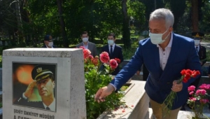 ŞEHİT A.GAFFAR OKKAN MEZARI BAŞINDA ANILACAK