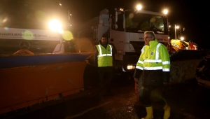 Yüce, karla mücadele ekiplerini gece mesaisinde ziyaret etti