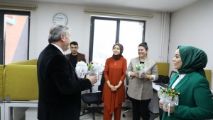 BAŞKAN PALANCIOĞLU KADINLAR GÜNÜ’NÜ ÇİÇEK HEDİYE EDEREK KUTLADI