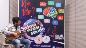 Gençler sahnede yarışıyor...