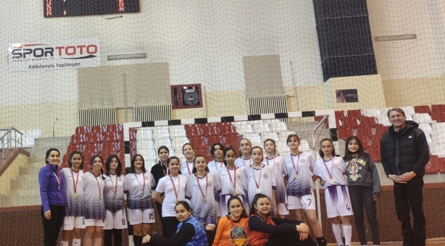 KÜÇÜK KIZLAR HENTBOLDA İL ŞAMPİYONU: KDZ. EREĞLİ BELEDİYESPOR