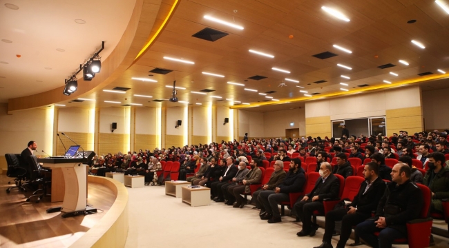 Taha Kılınç gençlere İslam Dünyası’nın dününü ve bugününü anlattı