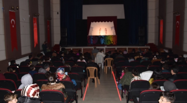 ‘HACİVAT İLE KARAGÖZ’ GÖLGE OYUNU KEYİFLİ ANLAR YAŞATTI