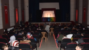 ‘HACİVAT İLE KARAGÖZ’ GÖLGE OYUNU KEYİFLİ ANLAR YAŞATTI