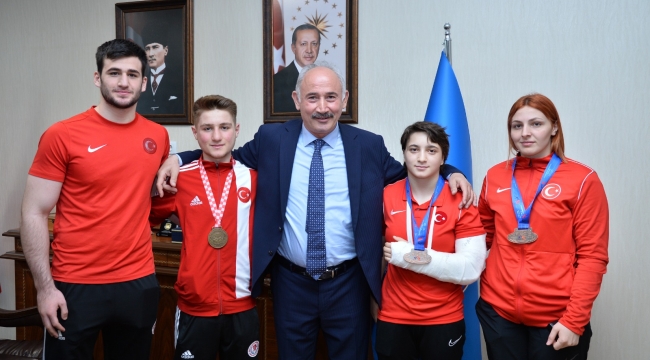 ŞAMPİYON SPORCULAR BÜYÜKŞEHİR’İ ZİYARET ETTİ
