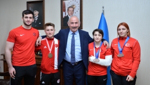 ŞAMPİYON SPORCULAR BÜYÜKŞEHİR’İ ZİYARET ETTİ