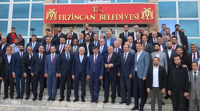 Binali Yıldırım, Erzincan Belediyesince, belediye binasında protokol ve vatandaşlarla düzenlenen toplu bayramlaşma töreninde konuştu
