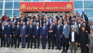 Binali Yıldırım, Erzincan Belediyesince, belediye binasında protokol ve vatandaşlarla düzenlenen toplu bayramlaşma töreninde konuştu