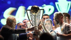 MKE Ankaragücü'ne şampiyonluk kupasını Başkan Servet Yardımcı verdi