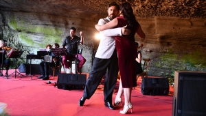 Cehennemağzı Mağarası'ndaki Tango Neva'nın dans ve müzik dinletisi muhteşemdi.