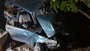 Sürücüsünün direksiyon hâkimiyetini kaybettiği araç, 3,5 metre yüksekten bahçeye uçtu