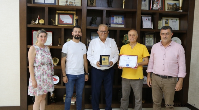 BAŞKAN POSBIYIK’A, MESLEKTE 50 YIL ONUR BELGESİ VE PLAKETİ 