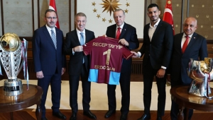 Cumhurbaşkanı Erdoğan, Trabzonspor Kulübü yönetici, teknik heyet ve futbolcularını kabul etti