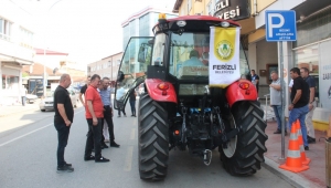 Ferizli Belediyesi'ne traktör hibe edildi