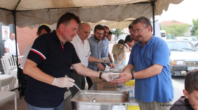 Ferizli'de Cumhur İttifakı vatandaşlara aşure ikram etti