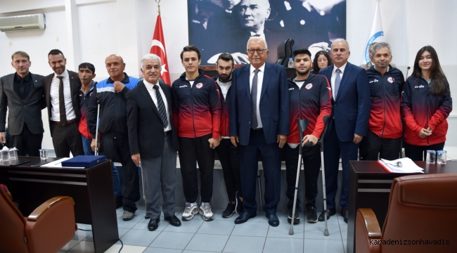 Kdz. Ereğli Belediye Meclisi Oturarak Voleybol Takımı'nı altınla ödüllendirdi