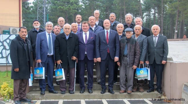 Başkan Gündoğdu, emekli öğretmenler onuruna yemek