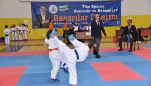 KARTEPE’DE KARATE ŞAMPİYONASI ÖDÜLLERİ VERİLDİ 