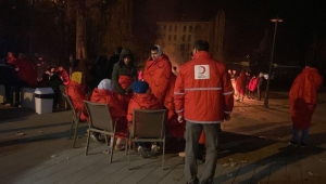 Kızılay Düzce'deki depremin ardından beslenme ve barınma hizmeti ile bölgede