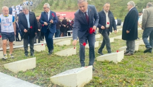 Armutçuk’ta maden şehidi mezarlığına karanfil bırakıld