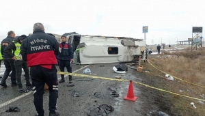 NİĞDE'DE FECİ KAZA! 1 ÖLÜ 18 YARALI