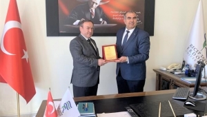 RTEÜ ZİRAAT FAKÜLTESİNDEN ÇAYKUR GENEL MÜDÜRÜ ALİM’E TEŞEKKÜR PLAKETİ