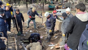 Büyükşehir itfaiyesi deprem bölgesinde hayat kurtarmaya devam ediyor