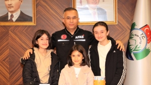 DEPREM ACISINA MİNİK YÜREKLERİNDE HİSSEDİP YARDIMA KOŞTULAR