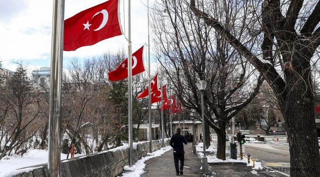 TBMM'DEKİ 'MİLLİ EGEMENLİĞİ'NİN SİMGESİ OLAN TÜRK BAYRAĞI DIŞINDAKİ BAYRAKLAR YARIYA İNDİRİLDİ