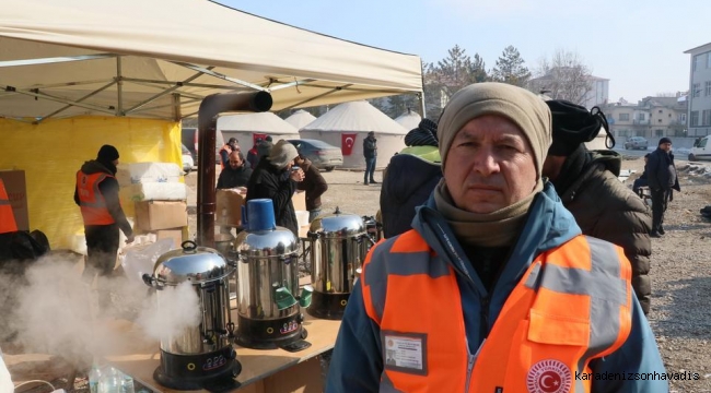 TBMM PERSONELİ, ELBİSTAN'DA DEPREMZEDELERE SICAK YEMEK YAPIYO
