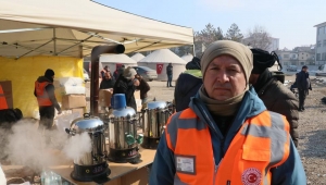 TBMM PERSONELİ, ELBİSTAN'DA DEPREMZEDELERE SICAK YEMEK YAPIYO