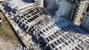 Yıkılan binanın müteahhidi kaçarken yakalandı