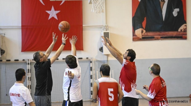 Bakan Kasapoğlu Down Sendromlu Milli Sporcular İle Basketbol Oynadı