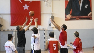 Bakan Kasapoğlu Down Sendromlu Milli Sporcular İle Basketbol Oynadı
