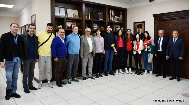 Kdz.Ereğli Belediyespor'un voleybolcularından başkan Posbıyık'a teşekkür ziyareti 