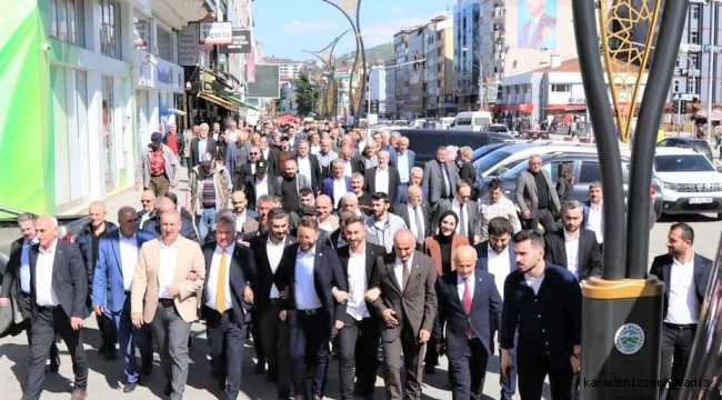 ARDEŞEN AK ADAYLARI BAĞRINA BASTI