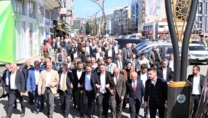 ARDEŞEN AK ADAYLARI BAĞRINA BASTI