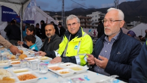 Başkan Yüce, depremzedelerle iftar sofrasında buluştu