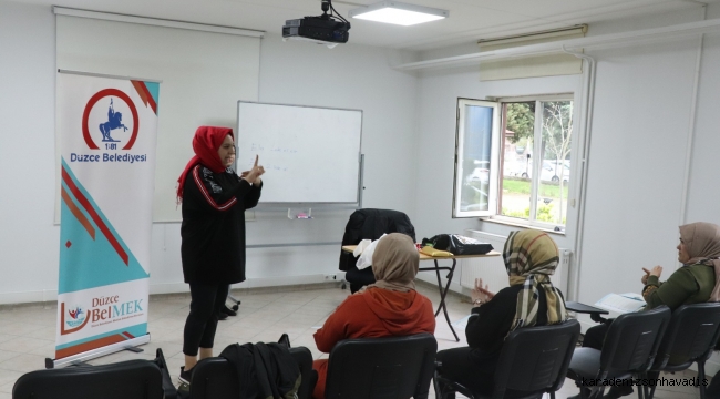 İşaret diliyle okuma yazma öğreniyorlar