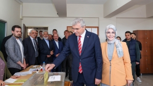 Başkan Yüce ve eşi oyunu kullandı: “Vatanımıza hayırlar getirsin”