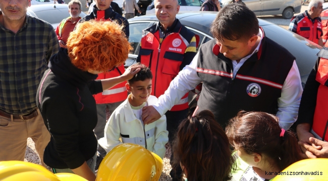 Madenciler, Hatay’da depremzede çocuklarla bir araya geldi duygu dolu anlar yaşandı