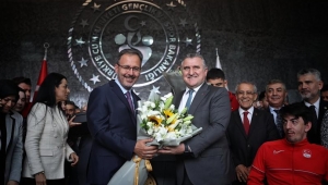 Gençlik ve Spor Bakanı Osman Aşkın Bak görevi devraldı