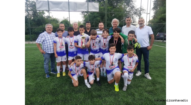 ŞAMPİYON ÜZÜLMEZ, KUPASINI DEMİR’İN ELİNDEN ALDI