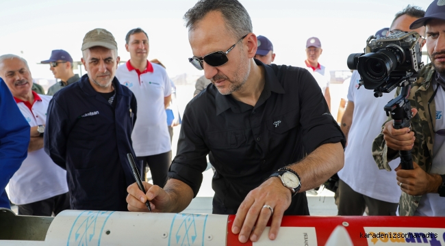 Savunma Sanayi Başkanı Prof. Dr. Haluk Görgün TEKNOFEST Roket Yarışmasında gençlerle bir araya geldi 