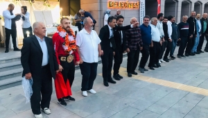 Dünya şampiyonu milli güreşçi Mehmet Tüylü,Yusufeli'nde coşkuyla karşılandı