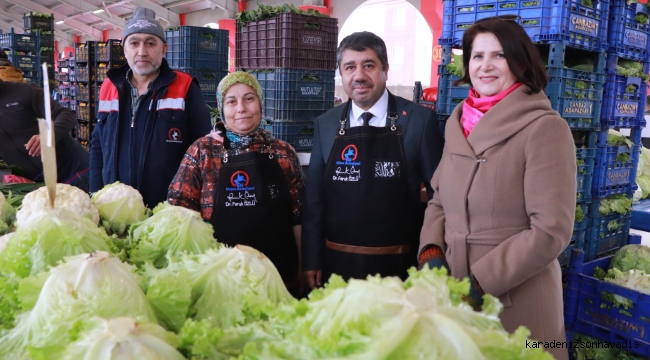 Başkan Özlü'den pazarcı esnafına hediye