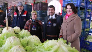 Başkan Özlü'den pazarcı esnafına hediye