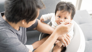 Bebeklerde geçmeyen reflünün nedeni besin alerjisi olabilir