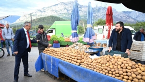 Başkan Topaloğlu’ndan pazar esnafına ziyaret