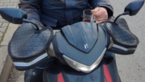 Çay içerek motosiklet süren sürücüye ceza